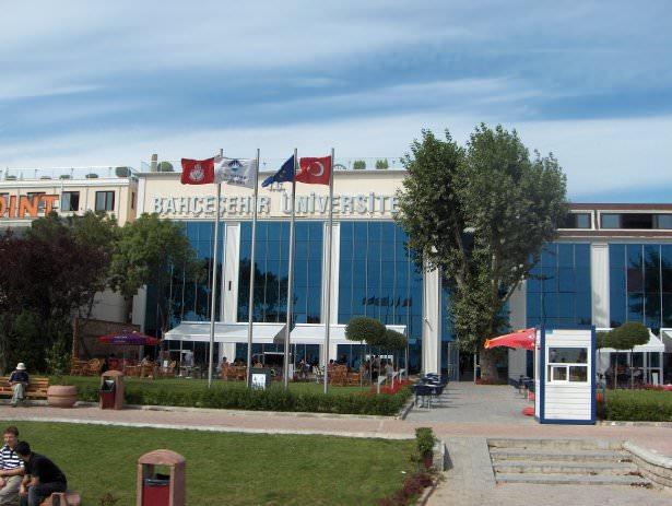 <p><strong>Bahçeşehir Üniversitesi:</strong><br />
Tıp. Fakültesi: 49 bin 140<br />
Lisans programları: 28.800 - 33 bin 534<br />
Ön lisans programlan: 16 bin 632</p>
<p> </p>