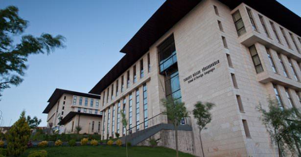 <p><strong>Hasan Kalyoncu Üniversitesi:</strong><br />
Hazırlık Programı: 15 bin 500<br />
Hukuk Fakültesi: 20 bin<br />
Lisans programları:12 bin -19 bin 500<br />
Meslek Y.okulu: 8 bin liradan başlıyor.</p>

<p> </p>
