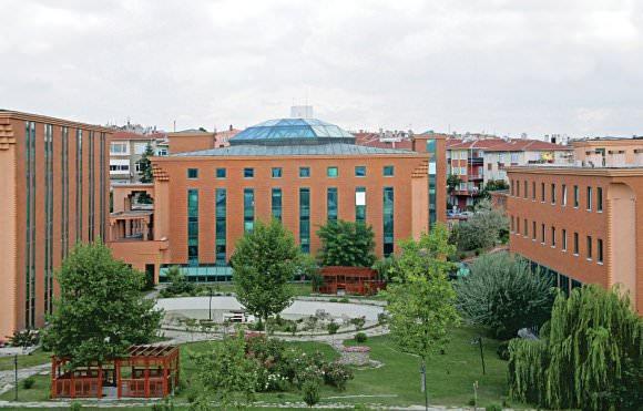 <p><strong>İstanbul 29 Mayıs Üniversitesi:</strong><br />
Lisans programları 15 bin -18 bin (KDV hariç)</p>

<p> </p>
