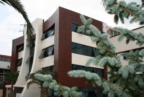 <p><strong>İstanbul Gelişim Üniversitesi</strong><br />
Lisans Programları: 18 bin 360 - 24 bin 840<br />
Meslek Y.Okulu: 9 bin 720 - 14.040</p>
