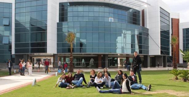 <p><strong>Gediz Üniversitesi:</strong><br />
Hazırlık Sınıfı: 16 bin 500<br />
Hukuk Fakültesi: 20 bin 500<br />
Lisans programları: 14 bin 900 -19 bin 750<br />
Meslek Y.Okulu: 9 bin 600 liradan başlıyor.</p>
<p> </p>