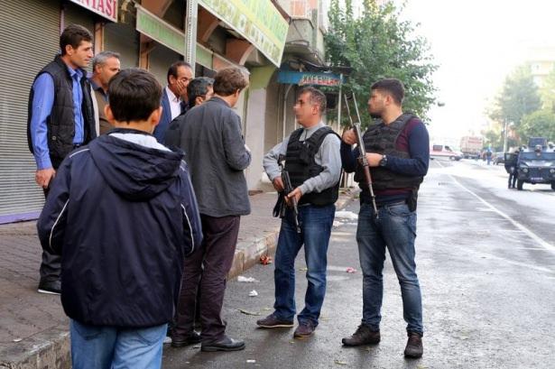 <p>Alınan bilgiye göre, Diyarbakır İl Emniyet Müdürlüğü ekiplerince Huzurevleri Mahallesi 53. Sokak'ta, terör örgütü DEAŞ mensuplarının bulunduğu belirlenen eve operasyon gerçekleştirdi.</p>

<p> </p>
