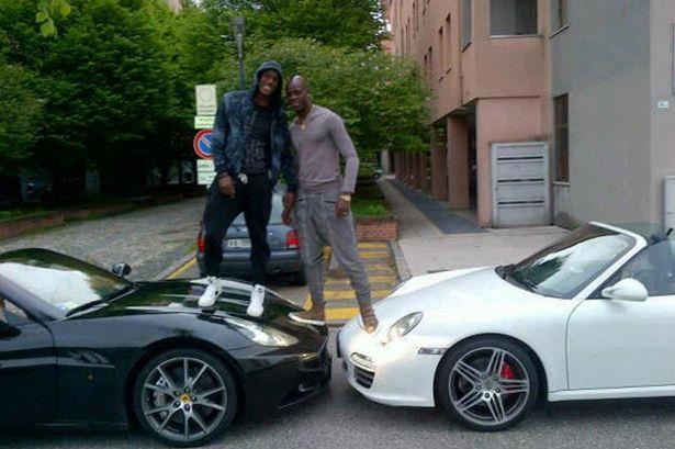 <p>Mario Balotelli İngiltere'deki yaşamı boyunca yaklaşık 10.000 poundluk park cezası yedi.</p>