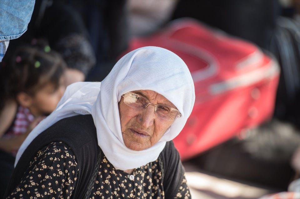 <p>İç savaştan kaçarak Türkiye'ye sığınan bir grup Suriyeli, ülkelerine geri dönmek için Gaziantep Valiliğine müracaat etti. Alınan izinlerin ardından aralarında kadın, çocuk ve yaşlıların da bulunduğu 250 kişi, Karkamış Gümrük Kapısı'na geldi.</p>
<p> </p>