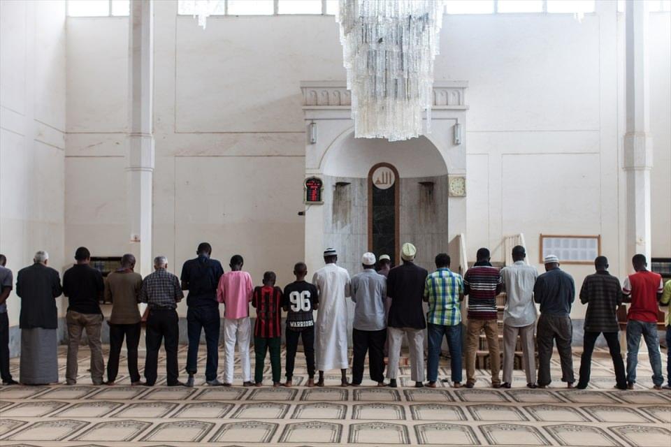 <p> Fotoğrafta Kaddafi Camisi'nde Namaz ibadetini yerine getiren Müslümanlar görülüyor. </p>
