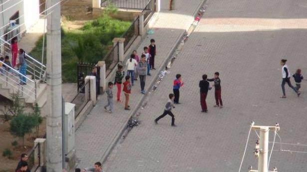 <p>Gıda sıkıntısının da baş göstermeye başladığı ilçede bir haftadır yasak nedeniyle dışarı çıkamayan çocuklar, patlama ve silah sesleri altında çıktıkları sokaklarda oyun oynamaya çalışırken, bazı vatandaşların ise evlerinin damına çıktığı görüldü.</p>
<p> </p>