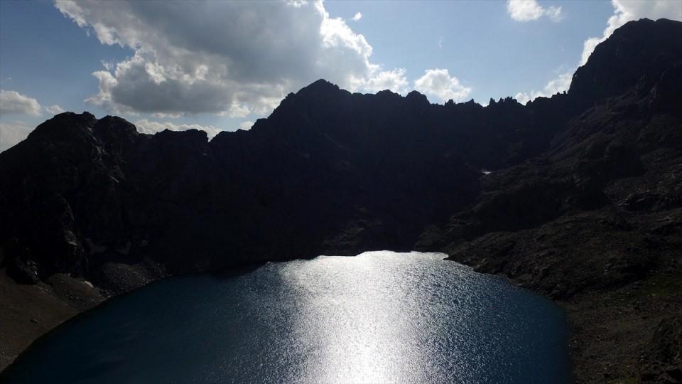 <p>Bu göllerden 28'inin Rize, 3'ünün ise Artvin kısmında yer aldığı Kaçkar Dağları'nda, 100'ün üzerinde de isimlendirilmemiş ufak buzul gölü mevcut. Buzul gölleri Kaçkarların 2 bin 700-3 bin 700 metre arasında bulunuyor.</p>
<p> </p>
<p> </p>