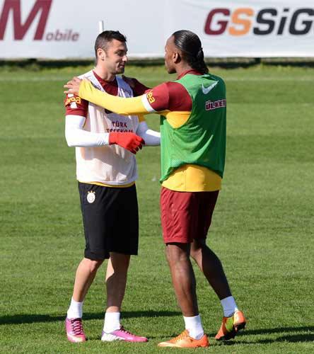 Burak'ı tebrik etti => Drogba antrenmandaki ilk ısınma çalışmasının ardından yanyana geldiği Burak Yılmaz'ı, Antalyaspor'a attığı gollerden ötürü içtenlikle tebrik etti.