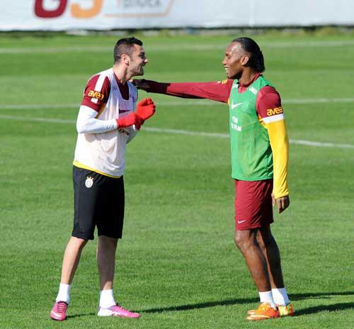 Galatasaray’ın antrenmanında, golcü futbolcu Burak Yılmaz ile yeni transfer Didier Drogba arasındaki samimi görüntüler dikkati çekti.