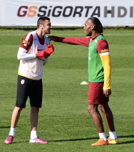 Burak Yılmaz'a harika bir gol attığını söylemesi üzerine iki golcü antrenmanda sarmaş dolaş olarak Metin Oktay tesisleri'nde günün resmini medya mensuplarına vermiş oldular. 