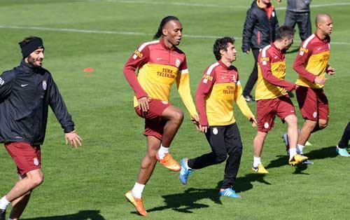 Ekibin, Galatasaraylı futbolcular Umut Bulut ve Wesley Sneijder ile görüşme yapacağı ve röportajların Schalke 04 maçı öncesinde UEFA’nın resmi internet sitesinde yayınlanacağı ifade edildi.