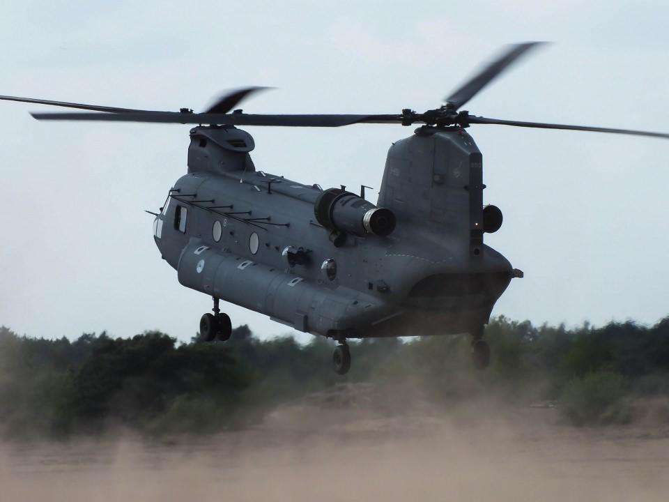 <p>CH-47 Chinook Boeing firması tarafından üretilen helikopter,  aynı anda 55 personel taşıyabiliyor.<br />
<br />
<strong>Kaynak: Vatan gazetesi / Mehmet Ali Demir</strong></p>

<p> </p>
