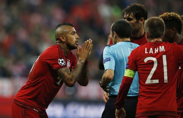<p>İspanyol hakem yorumcuları ise, Fernando Torres'in Javi Martinez tarafından düşürüldüğü pozisyonun ceza sahası dışında gerçekleştiğini ve Cüneyt Çakır'ın yanlış bir karar verdiğini söylediler.</p>