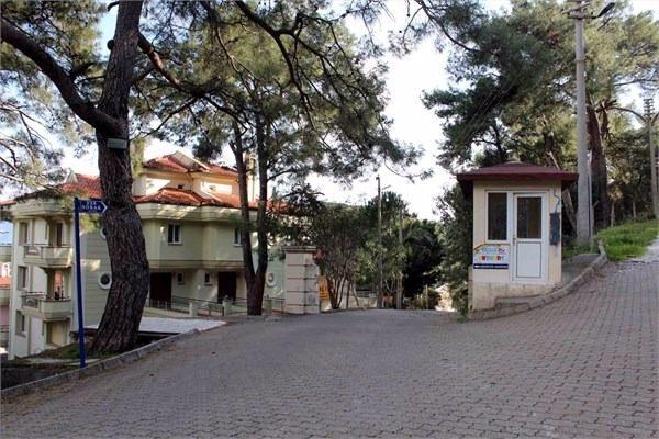 <p>Beyazev'in Kenan Evren'in kızları Nebahat Şenay Gürvit, Semahat Gülay Evren ve Miray Göksu tarafından satıldığı ve ismini açıklamak istemeyen İstanbul'dan bir mimar tarafından satın alındığı öğrenildi.</p>
<p> </p>