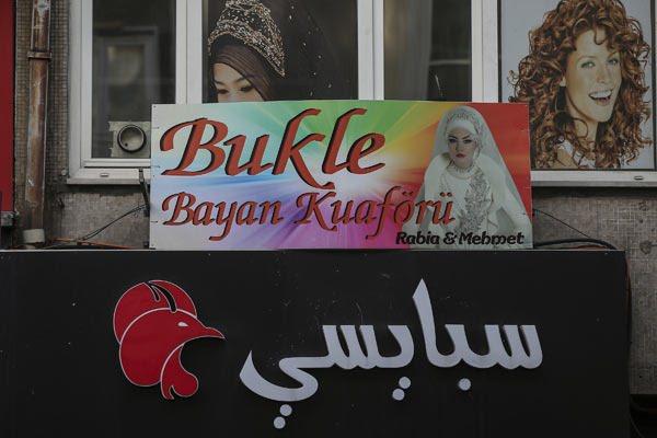 <p>Aksaray'dan Topkapı'ya ilerlerken, gözünüzü nereye çevirseniz Arapça yazılı restoranlar, seyahat ofisleri, emlakçılar görmek mümkün.</p>
<p> </p>