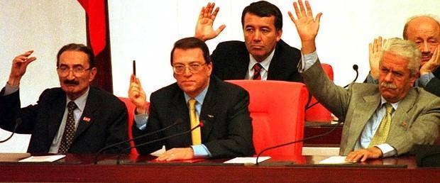 <p>Cumhurbaşkanı Süleyman Demirel, başbakan Mesut Yılmaz, başbakan yardımcısı ise Bülent Ecevit'ti.</p>
