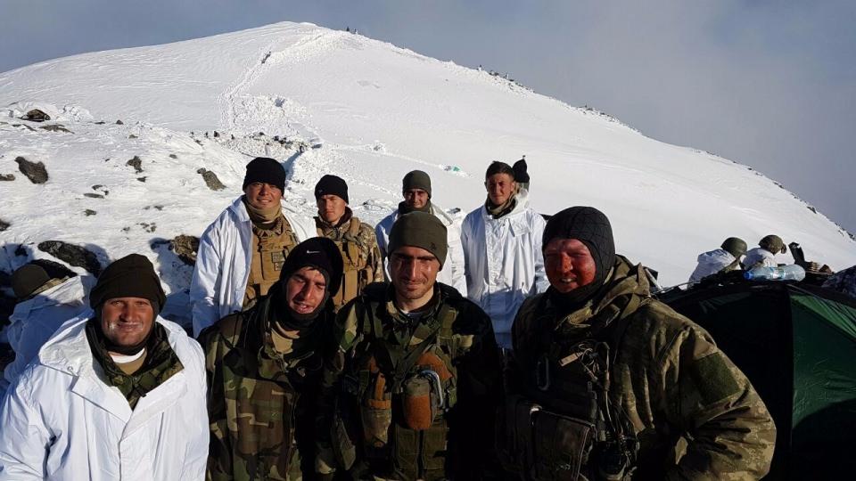 <p>Bölgede ağır geçen kış şartlarına rağmen PKK terör örgütünün bu aylarda toparlanmasına izin verilmediği, ve teröristleri büyük darbe vurulduğu ifade edildi. Operasyonları -40 dereceye ulaştığı bölgede yapıldığı vurgulanırken operasyonda görev alan Mehmetçiklerin yüzlerindeki kar yanıkları dikkat çekti. </p>
<p> </p>