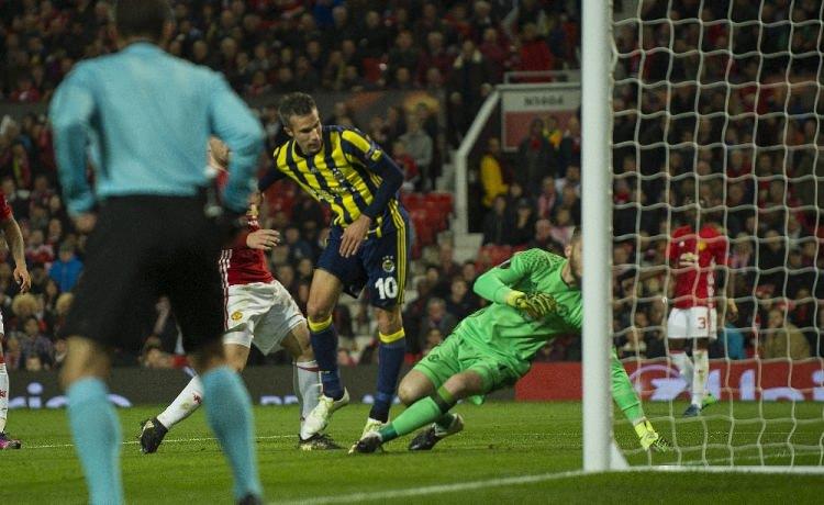 <p>Robin van Persie'nin golü sonrasında taraftarlardan alkış aldığını belirten gazete, o ana kadar Hollandalı futbolcunun sahada varlığının fark edilmediğini ileri sürdü.</p>