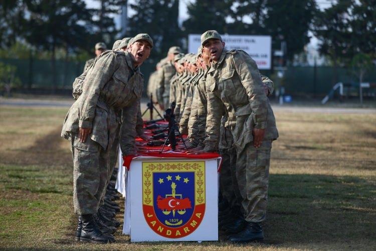 <p>Vatandaşlar, zırhlı araçlar Kobra ve Kirpi ile milli keskin nişancı tüfeği Bora-12'ye yoğun ilgi gösterdi.</p>