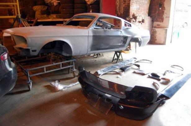 <p>Eski bir model Mustang satın alan bir adam arabayı öyle bir hale getirdi ki son halini görünce çok şaşıracaksınız. </p>