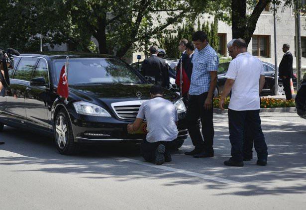 <p>Yemin töreninin gerçekleşmesinin ardından makam araçlarındaki forslar açıldı.</p>