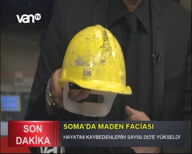 <p>Van TV’de duyarlılığını ortaya koydu. Van TV Sunucusu Yılmaz Tekin, Soma’nın acılarını paylaşmak için baretli ve kömürlü ana haber bülteni sundu.</p>