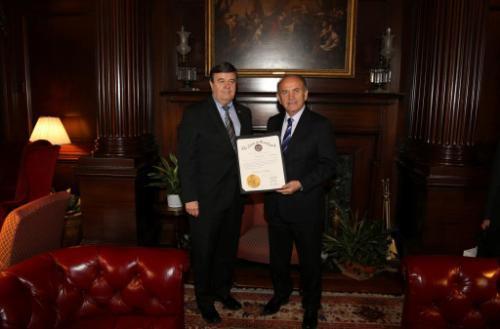 T&uuml;rk-Amerikan Birliği Kongresi i&ccedil;in ABD&rsquo;ye giden UCLG ve İstanbul B&uuml;y&uuml;kşehir Belediye Başkanı Kadir Topbaş, Maryland Eyaleti Dışişleri Bakanı John P. Mc Donough tarafından karşıladı. Maryland Senatosu&rsquo;nda konuşan Başkan Kadir Topbaş, &ldquo;Kilometrelerce uzaktan, farklı k&uuml;lt&uuml;rlerden insanların y&uuml;zyıllarca bir arada yaşadığı ger&ccedil;ek bir barış kenti İstanbul&rsquo;dan selamlar getirdim&rdquo; dedi.