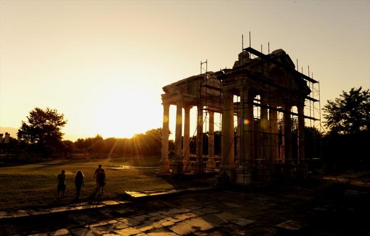 <p>Roma İmparatorluğu dönemine ait antik kent, UNESCO Dünya Kültür Miras Listesi’nde bulunması ve iyi korunmuş anıt yapıları ile dikkati çekiyor.</p>
