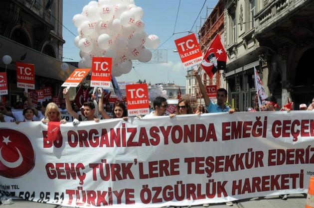 İstanbul'da zaman zaman gerginliklerin yaşandığı polis ile grup arasındaki ortak nokta İstiklal Marşı ve saygı duruşu oldu. Saygı duruşunda esas duruşa geçen polis, İstiklal Marşı'nın okunduğu sırada da selam durdu.