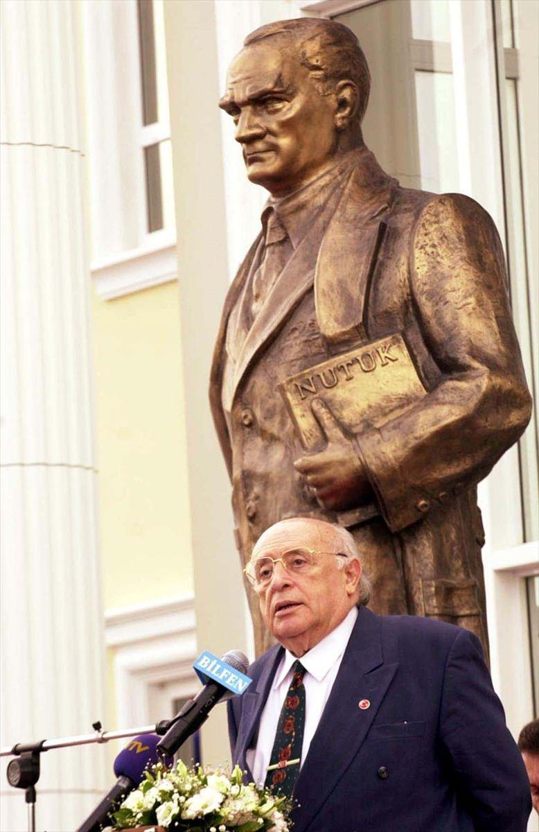 <p><em>17 Haziran'da vefat eden 9. Cumhurbaşkanı Süleyman Demirel, ölümünün 1. yıl dönümünde düzenlenen programlarla anılıyor. Anadolu Ajansı Arşivi'nden derlenen fotoğraf karelerinde Türk siyasetinin fötr şapkalı "baba"sı Demirel'in 40 yılı aşkın siyasi yaşamından kesitler yer alıyor.</em><br />
<br />
9. Cumhurbaşkanı Demirel, 5 Eylül 2002'de özel bir okulun açılışında konuşurken görülüyor. </p>