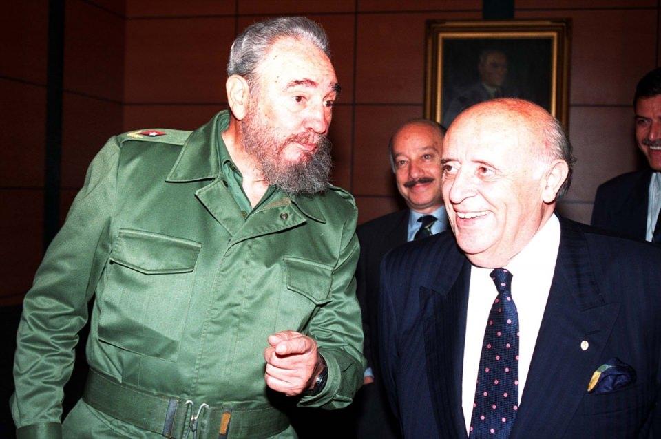 <p>Dönemin Cumhurbaşkanı Demirel, 13 Haziran 1996'da Küba Devlet Başkanı Fidel Castro ile birlikte...</p>