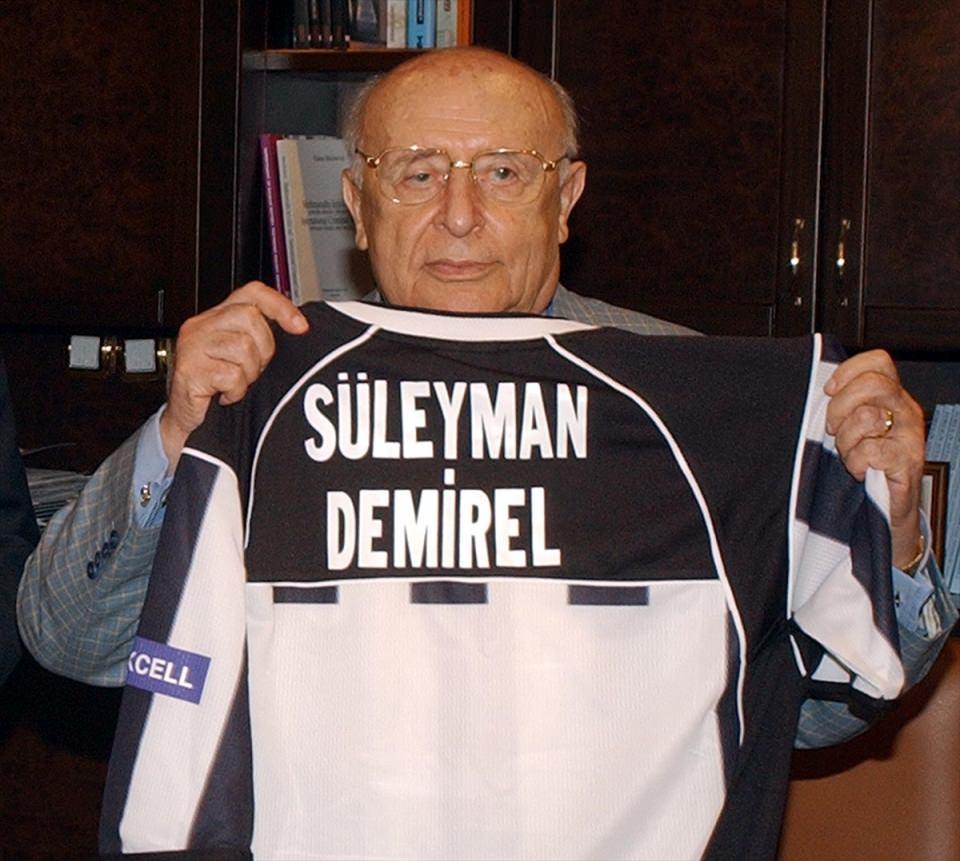 <p>Cumhurbaşkanı Demirel, 17 Haziran 2004'te Beşiktaş Yönetim Kurulu Üyeleri'ni kabulünde hediye edilen forma ile poz verirken görülüyor.</p>