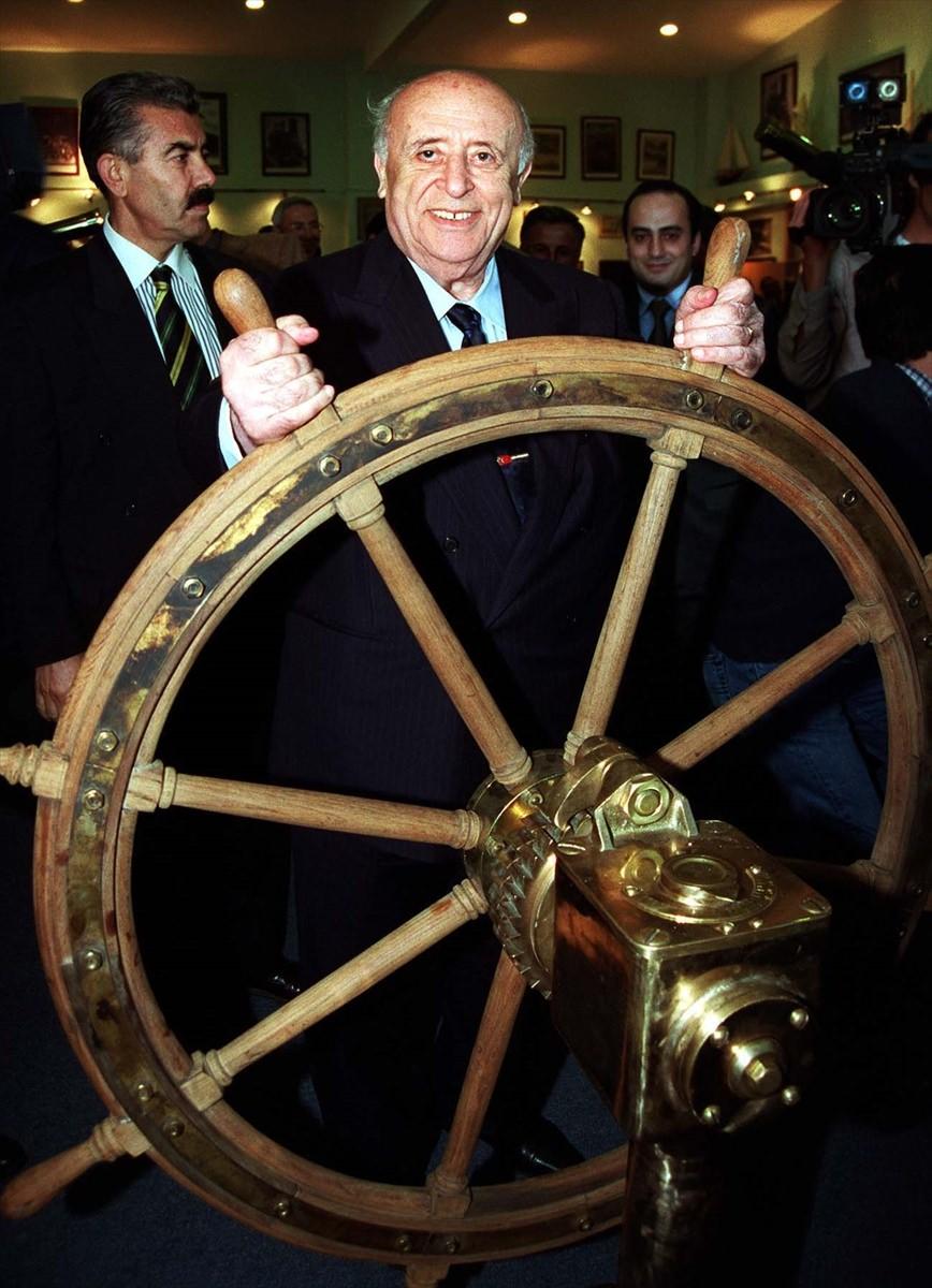 <p>Cumhurbaşkanı Demirel, 30 Ekim 2000'de Tuzla'da yaptırılan TUDEV Süleyman Demirel Denizcilik Eğitim Merkezi'nin açılış töreninde... </p>