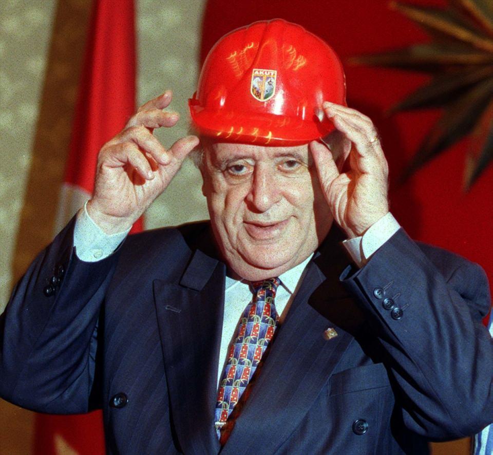 <p>Cumhurbaşkanı Demirel, 1 Eylül 1999'da Çankaya Köşkü'ndeki bir kabulde AKUT şapkasıyla poz verirken görülüyor. </p>