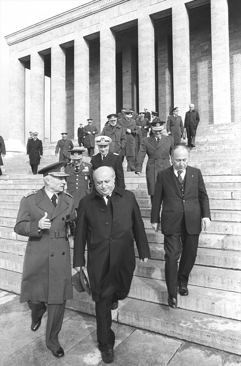 <p>Dönemin Başbakanı Demirel, 25 Kasım 1979'da Genel Kurmay Başkanı Orgeneral Kenan Evren ve Yüksek Askeri Şura üyeleri ile Anıtkabir'i ziyaretinde...</p>