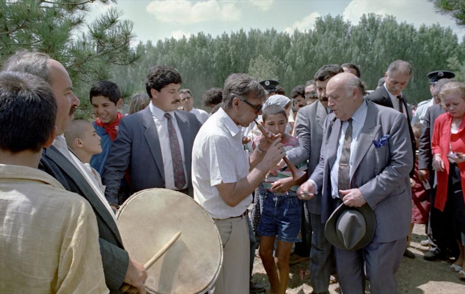 <p>DYP Genel Başkanı Süleyman Demirel, 23 Ağustos 1990'da Eryaman'da katıldığı bir piknikte görülüyor. </p>