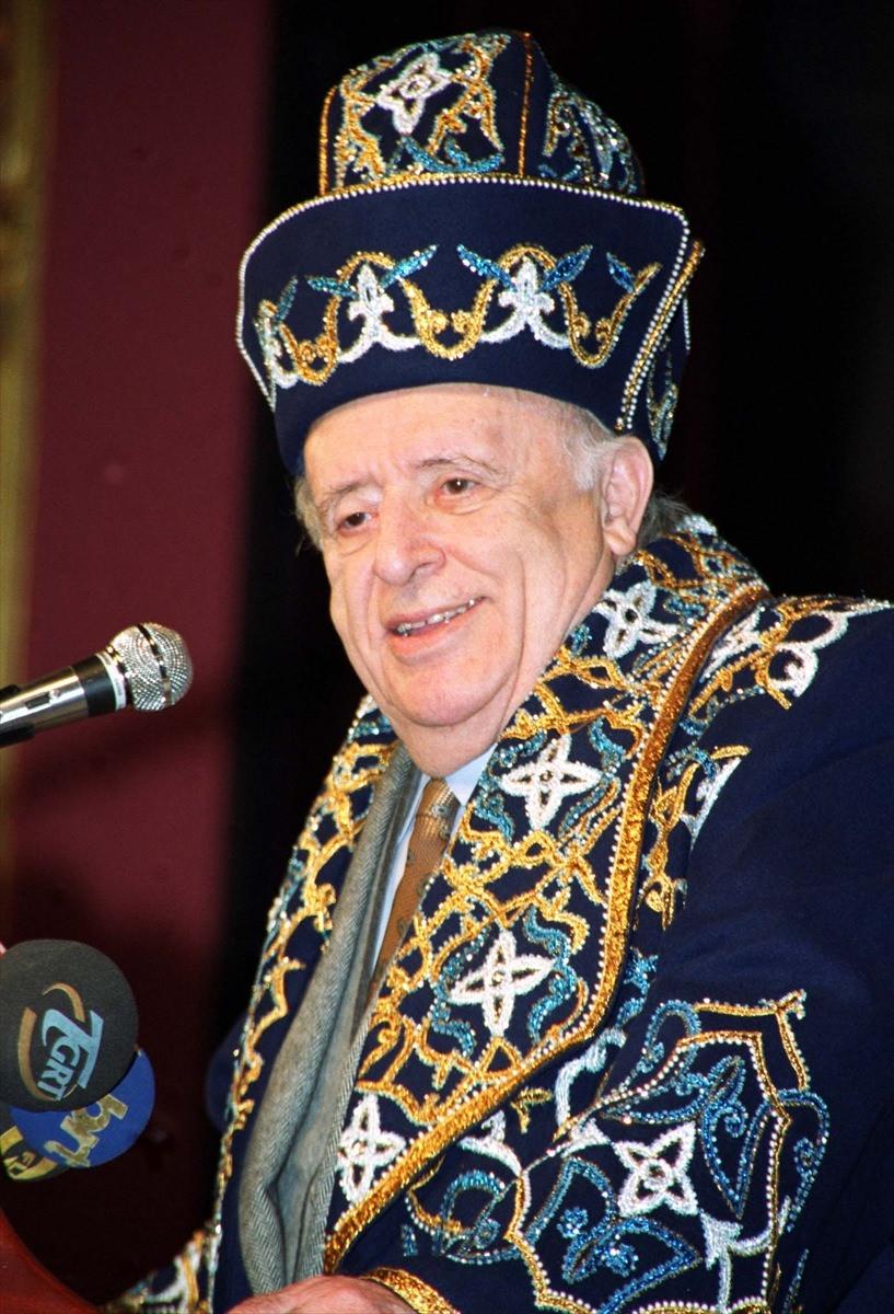 <p>Demirel, 21 Ocak 2002'de katıldığı ödül töreninde Kazak milli kıyafetiyle görülüyor...</p>