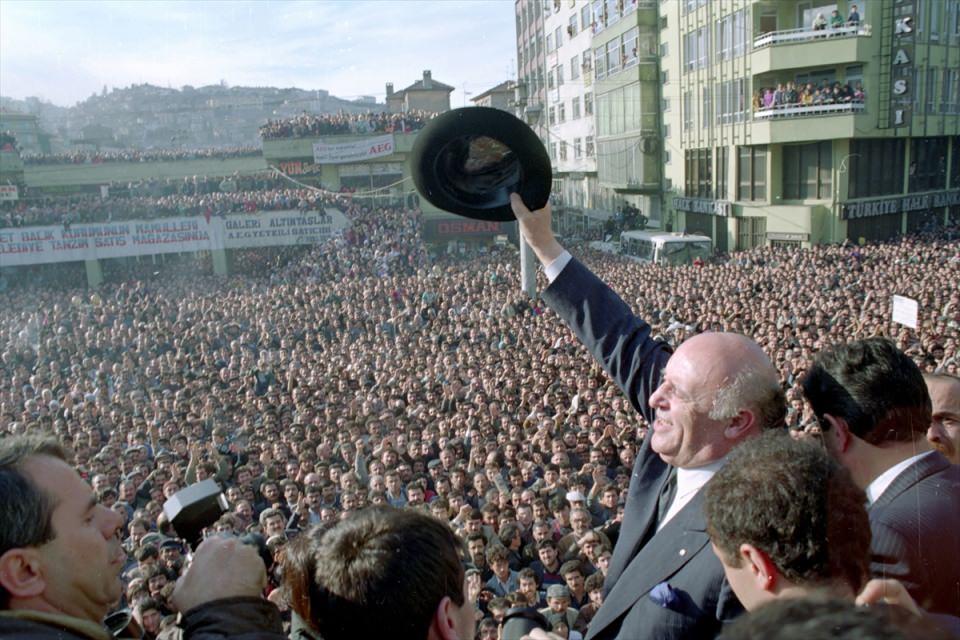 <p>DYP Genel Başkanı Demirel, 7 Aralık 1990'da grevdeki maden işçilerini desteklemek için Zonguldak'ta... </p>