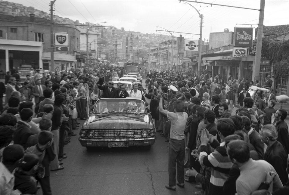 <p>AP Genel Başkanı Demirel ve eşi Nazmiye Demirel, 6 Ekim 1976'da İzmir'de vatandaşları selamlarken. </p>