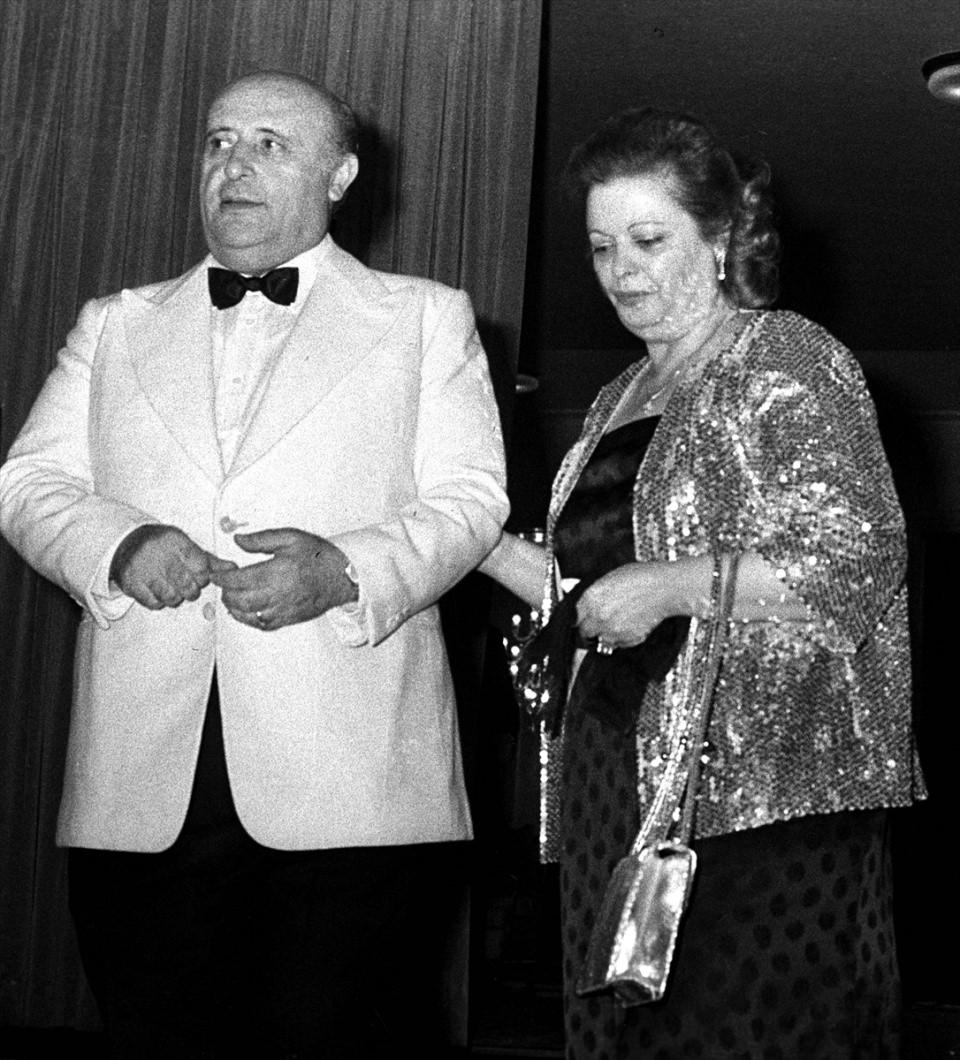 <p>Dönemin Başbakanı Süleyman Demirel ve eşi Nazmiye Demirel, 25 Haziran 1980'de katıldıkları bir resepsiyonda görülüyorlar. </p>
