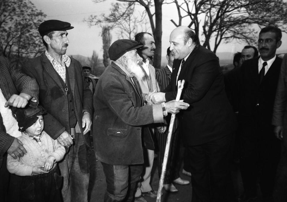 <p>Adalet Partisi (AP) Genel Başkanı Süleyman Demirel, 1 Mayıs 1974'te Beypazarı'nda köylülerle görüştü. </p>
