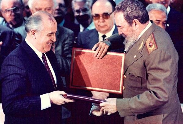 <p>Bunun üzerine 31 Ocak 1961 tarihinde, Amerika Birleşik Devletleri, Küba'ya karşı ticari ambargo uygulaması başlattı. Küba'daki işletmelerinin kamulaştırılması ile Amerika, bir milyar dolardan daha fazla bir kayıpla karşı karşıya geldi.</p>
<p> </p>