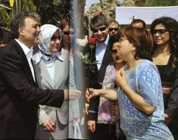 <p>Aktif siyaset hayatının başlamasından itibaren en büyük desteği ailesinden, özellikle eşi Hayrünnisa Gül'den gördü. İşte daha önce görmediğiniz fotoğraflarla Abdullah Gül ve köşkte geçen 7 yılı...<br />
</p>
<p> </p>