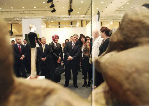 <p>Abdullah ve Hayrünnisa Gül, yurtdışından 37, yurtiçinden 43 sanat galerisinin katıldığı beşinci Contemporary İstanbul sergisini gezip sanatçılardan eserleri hakkında bilgi aldılar. (İstanbul-28 Kasım 2010)</p>
