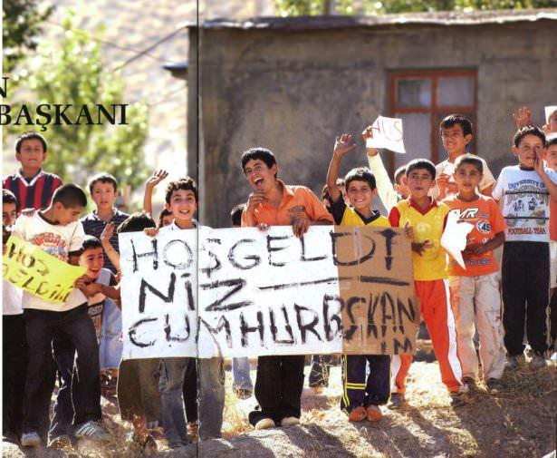 <p> Cumhurbaşkanı olarak çıktığı ilk seyahat olan Güneydoğu seyahatinde Yüksekovalı çocuklar Abdullah Gül'ü sevgiyle karşıladı. (Hakkari-12 Eylül 2007)</p>