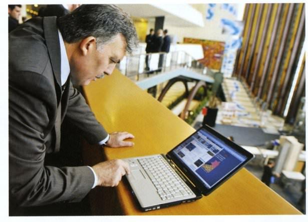 <p>Günlük gelişmeleri internetten takip eden Abdullah Gül, 2010 yılında Twitter'ı dünya çapında en etkili kullanan 10 lider arasında gösterildi. (ABD-2008)</p>
