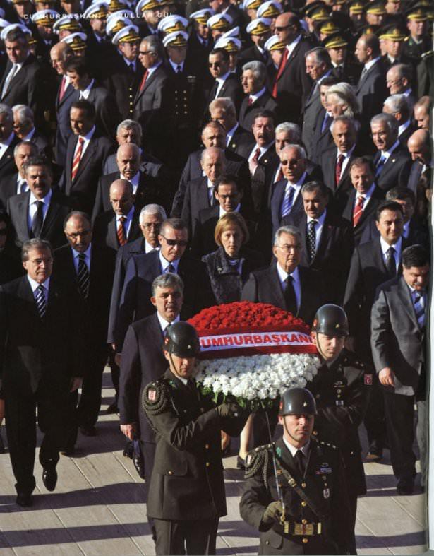 <p>Atatürk'ün ölüm yıldönümü sebebiyle devlet erkanı ile Anıtkabir ziyaretinde. (Ankara-10 Kasım 2009)</p>
