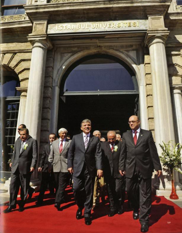 <p>Öğretim yılı açılış konuşmasını yaptığı İstanbul Üniversitesi'nin tarihi binasından ayrılırken. (İstanbul-28 Eylül 2009)</p>
