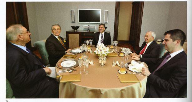 <p>Abdullah Gül Çankaya Köşkü'nde Rahmi Koç, İlter Türkmen, Prof. Ali Doğramacı ve Memduh Karakullukçu'yu öğle yemeğinde misafir etti. (Ankara-5 Mayıs 2009)</p>
