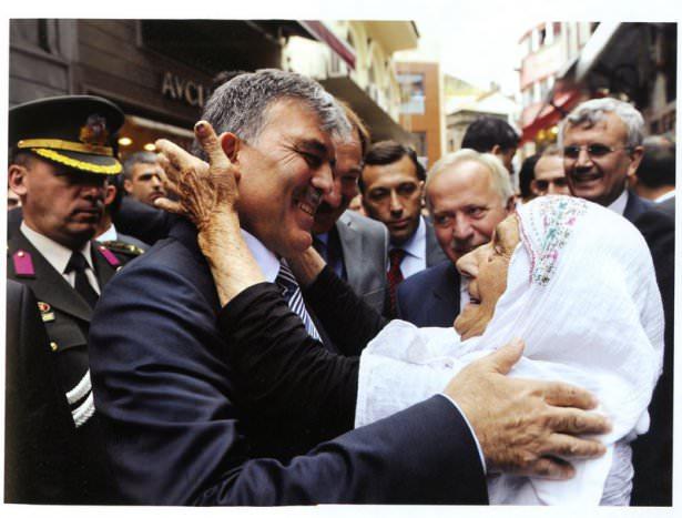 <p>Abdullah Gül, Trabzon'un kültürü, üniversitesi, spordaki başarısı ve ticari öneminin getirdiği üstünlüklerinin en iyi şekilde değerlendirilmesini istedi. (Trabzon-4 Ekim 2010)</p>
